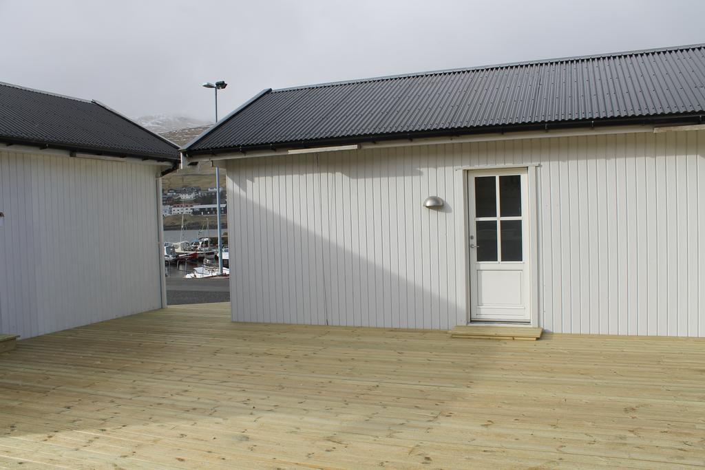 ホテル Kristjanshavn Miðvágur エクステリア 写真