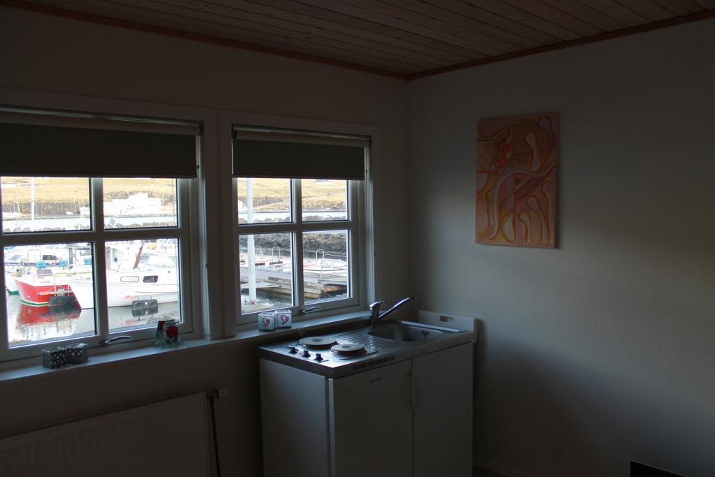 ホテル Kristjanshavn Miðvágur エクステリア 写真