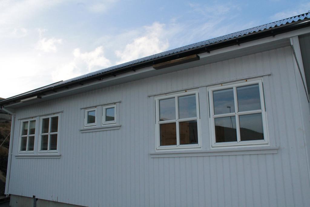 ホテル Kristjanshavn Miðvágur エクステリア 写真