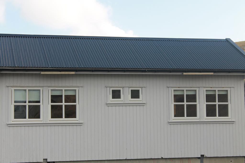 ホテル Kristjanshavn Miðvágur エクステリア 写真